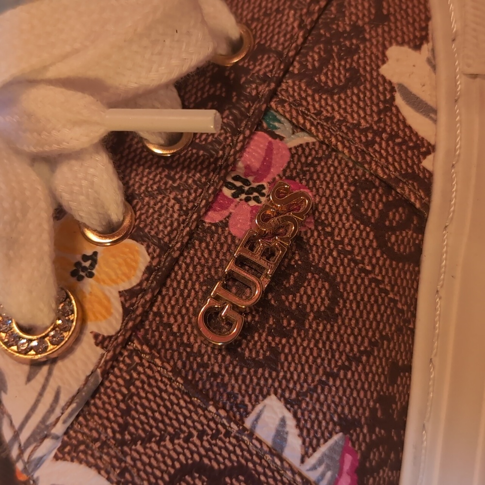 Size 6 1/2 GUESS Adorable flower print shoes